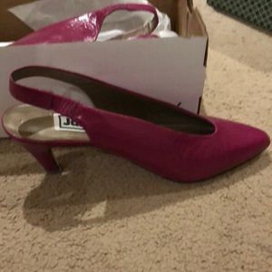 Pink back strap pointed pumps